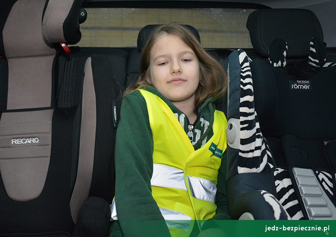 Bezpieczeństwo dzieci - Dwa foteliki i troje dzieci podróżujących na kanapie - Peugeot 308 II hatchback facelifting